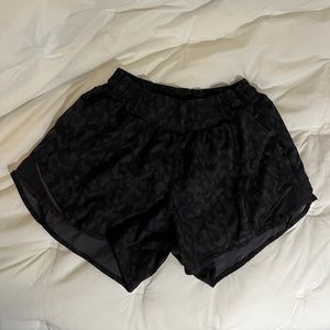 Lululemon hotty hot shorts 4’, camo, size 6.